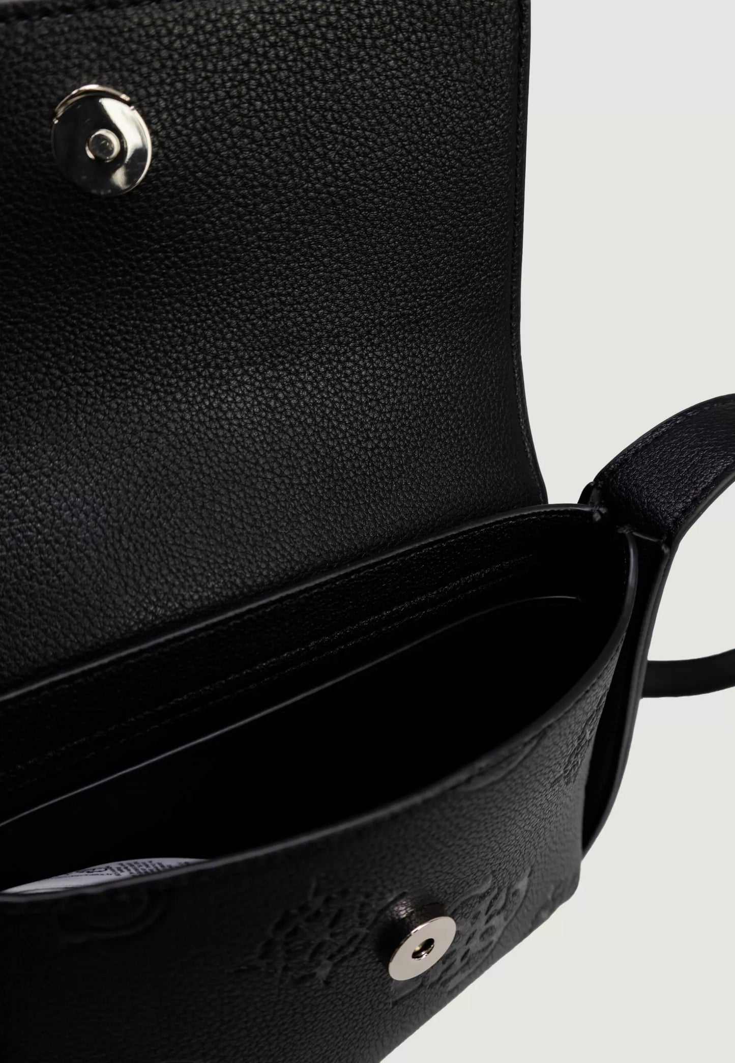 Guess Women’s Black Versatile Shoulder Bag – Timeless Fall/Winter Fashion Essential