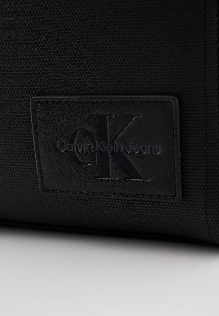 Calvin Klein Jeans Men’s Fall/Winter Polyurethane Messenger Bag – Stylish & Durable