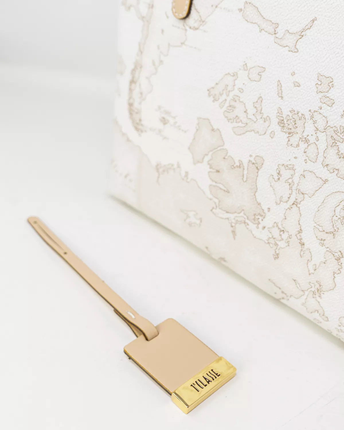 Alviero Martini Prima Classe Women’s White Leather Bag with Zip and Lined Interior