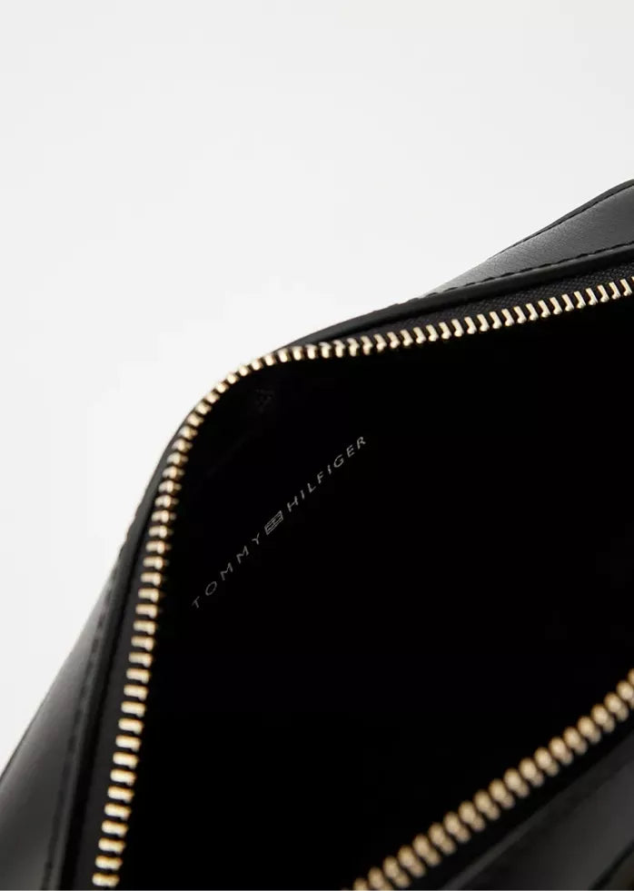 Tommy Hilfiger Premium Shoulder Bag with External Pocket & Secure Zip Closure – Stylish Everyday Women’s Handbag