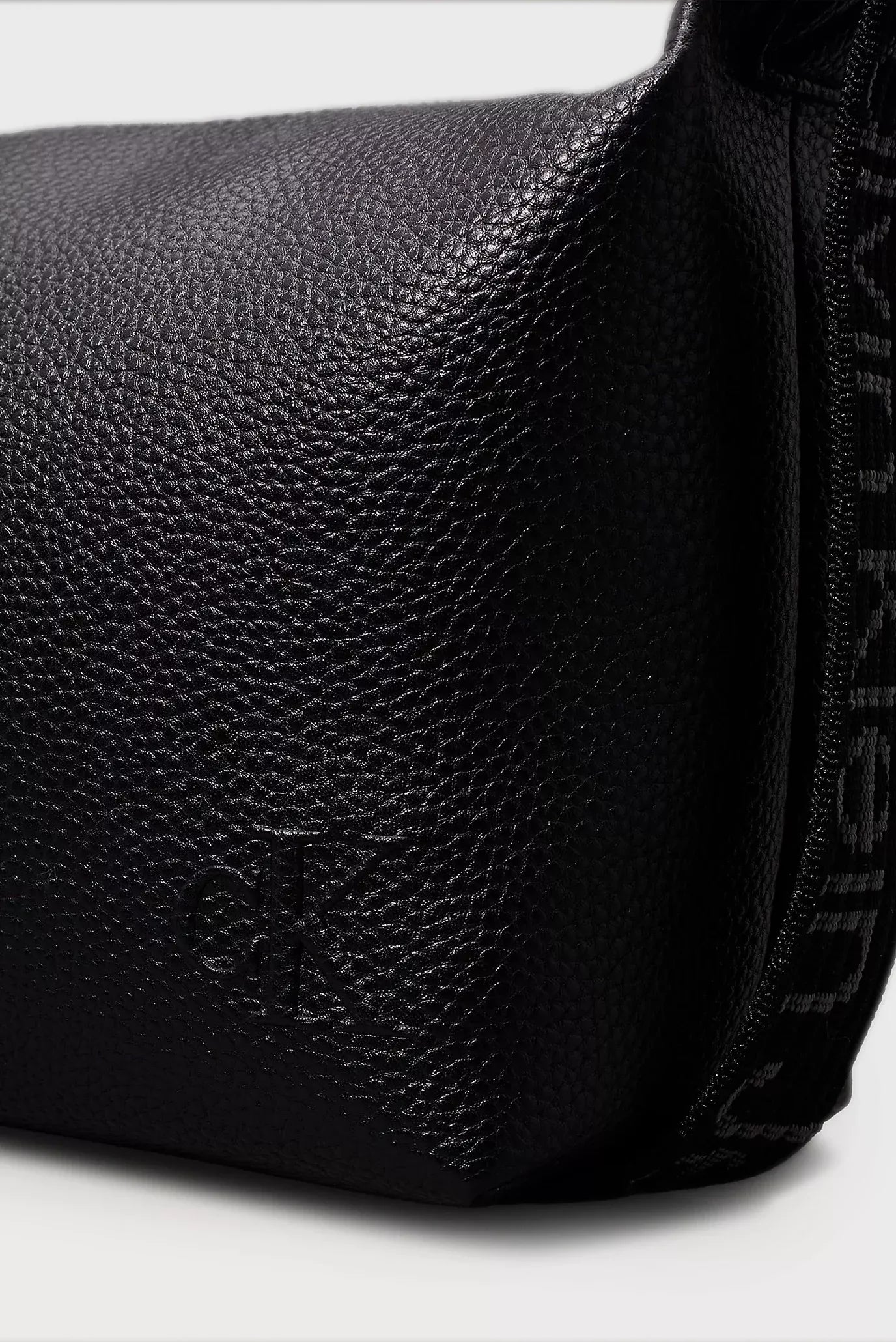 Calvin Klein Women’s Fall/Winter Recycled Polyester Bag – Eco-Friendly & Stylish Handbag