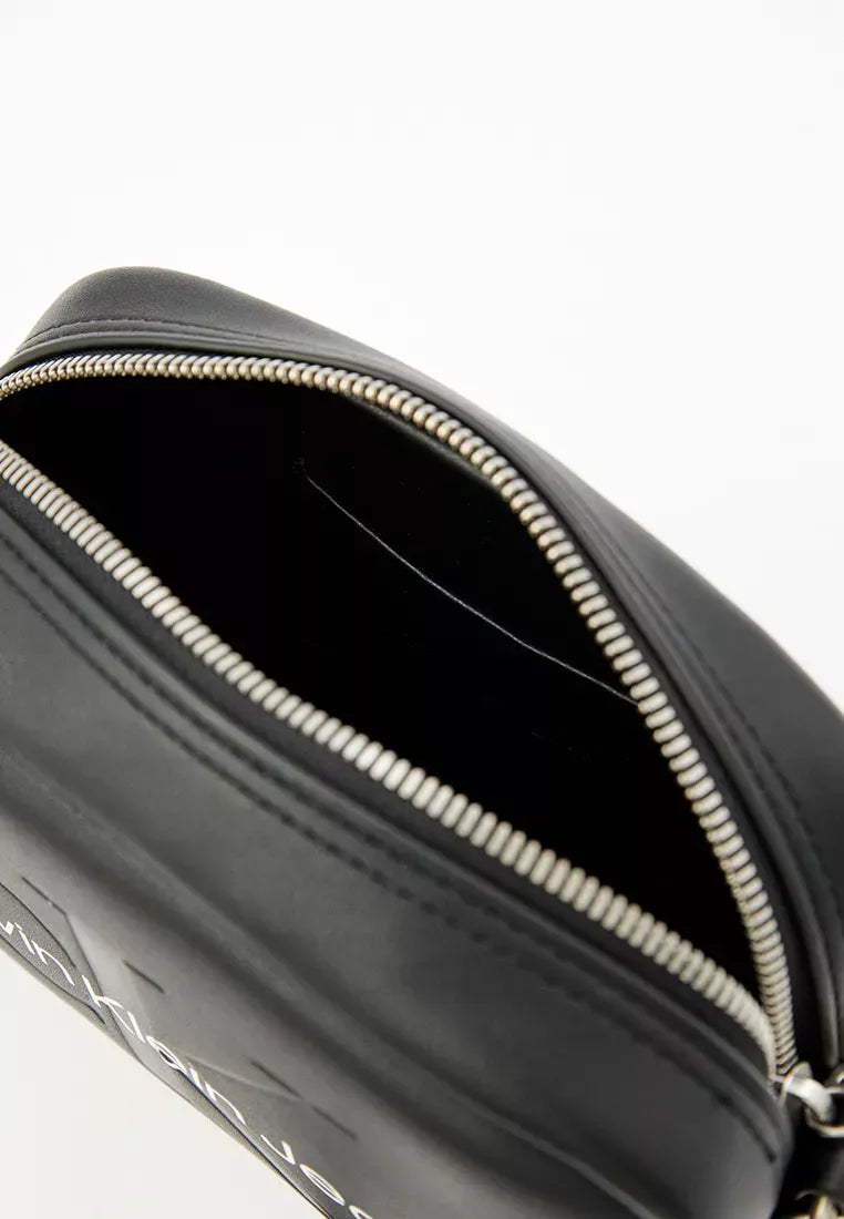 Calvin Klein Jeans Women’s Autumn/Winter Handbag – Stylish & Durable Polyurethane Bag