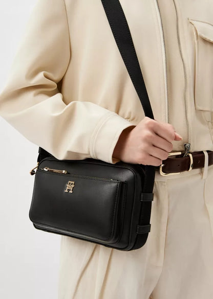 Tommy Hilfiger Premium Shoulder Bag with External Pocket & Secure Zip Closure – Stylish Everyday Women’s Handbag