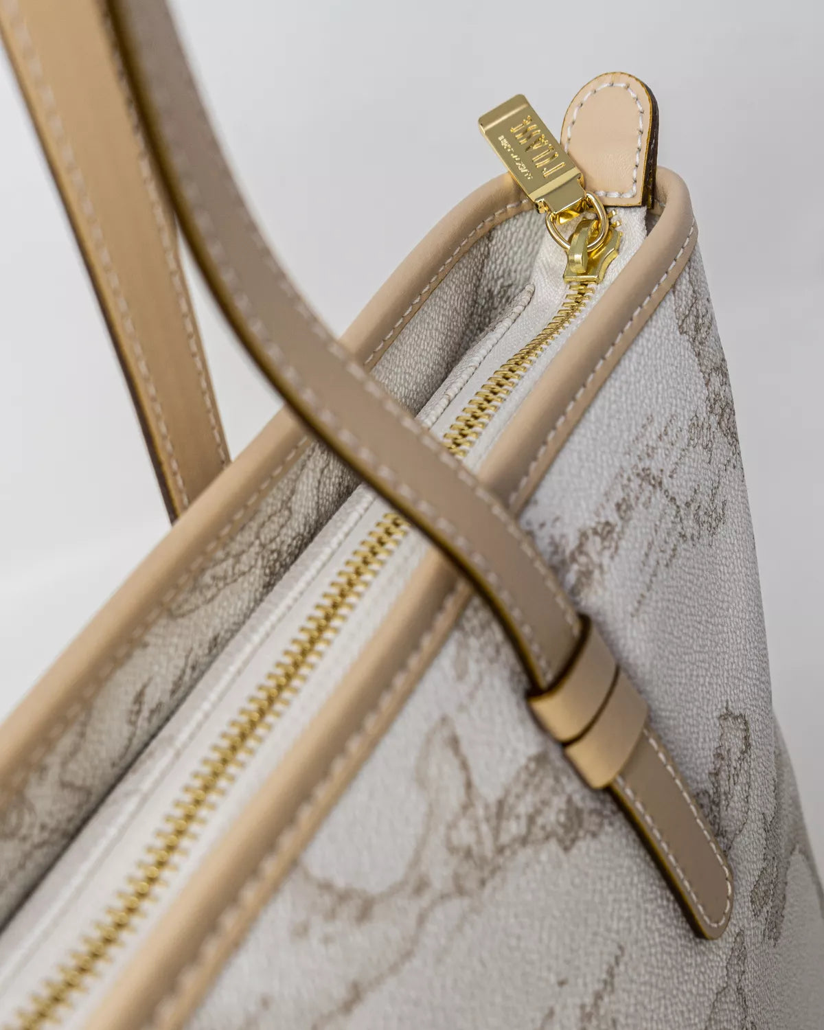 Alviero Martini Prima Classe Women’s White Leather Bag with Zip and Lined Interior