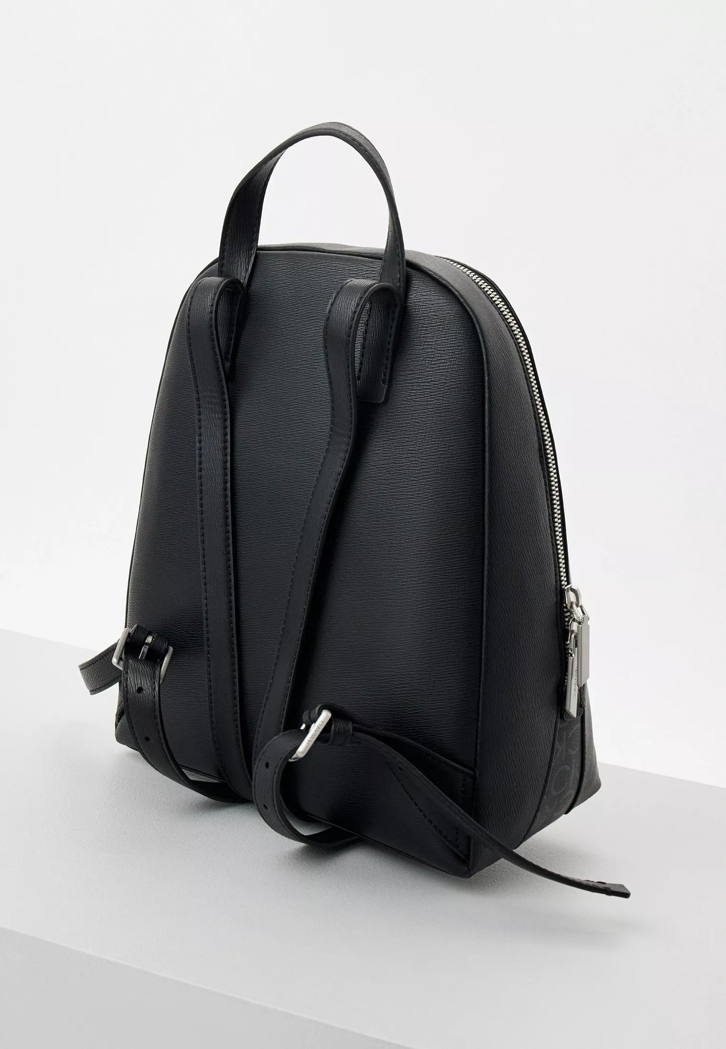 Calvin Klein Women’s Spring/Summer Backpack – Stylish & Durable Polyurethane Bag