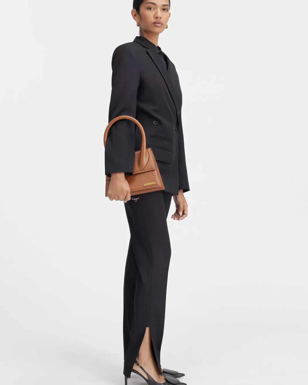 Jacquemus Le Chiquito Moyen Leather Handbag – Adjustable Strap & Iconic Monogram Plaque