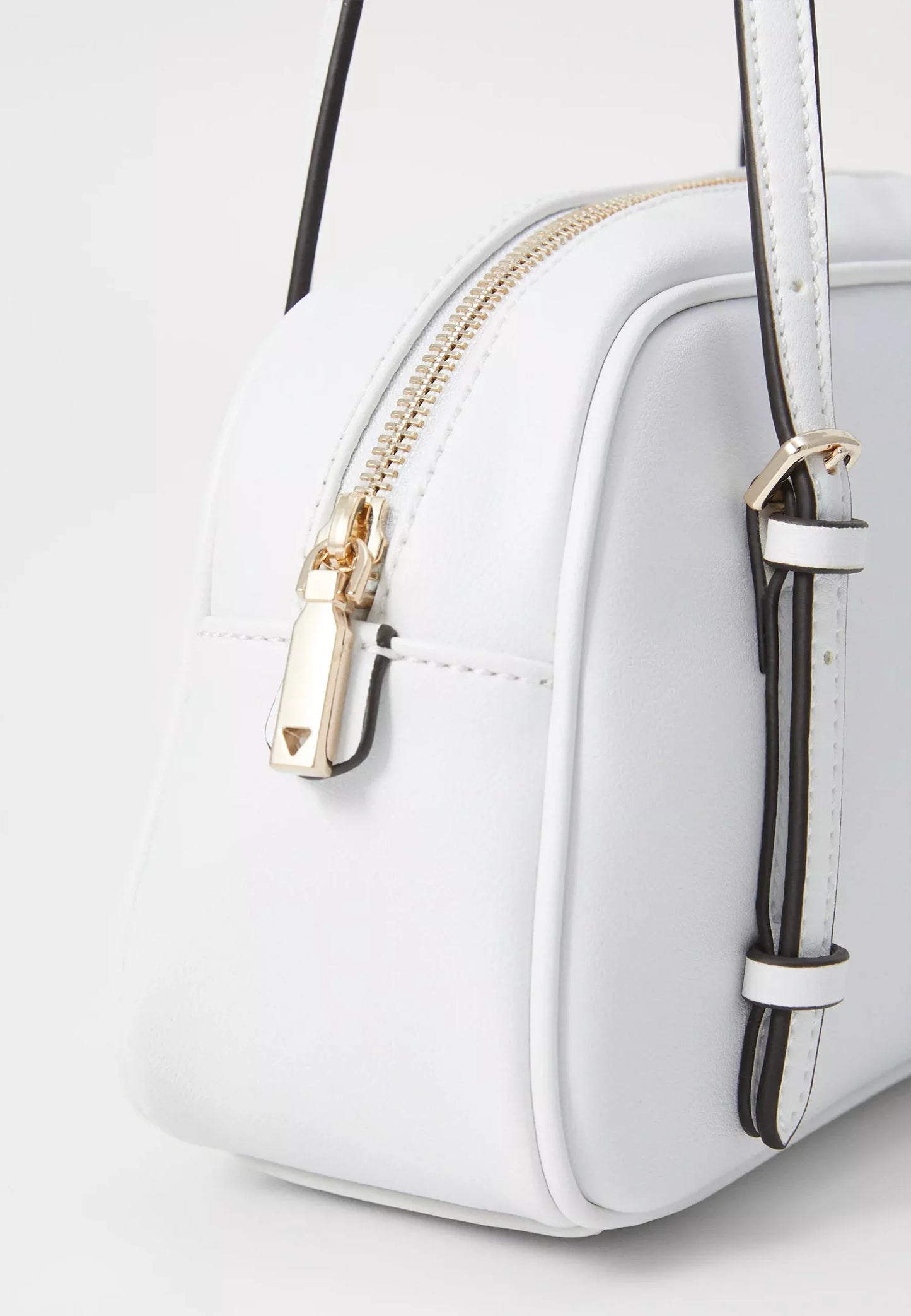 Guess Women’s Medium Spring/Summer Bag – Chic & Versatile Everyday Accessory