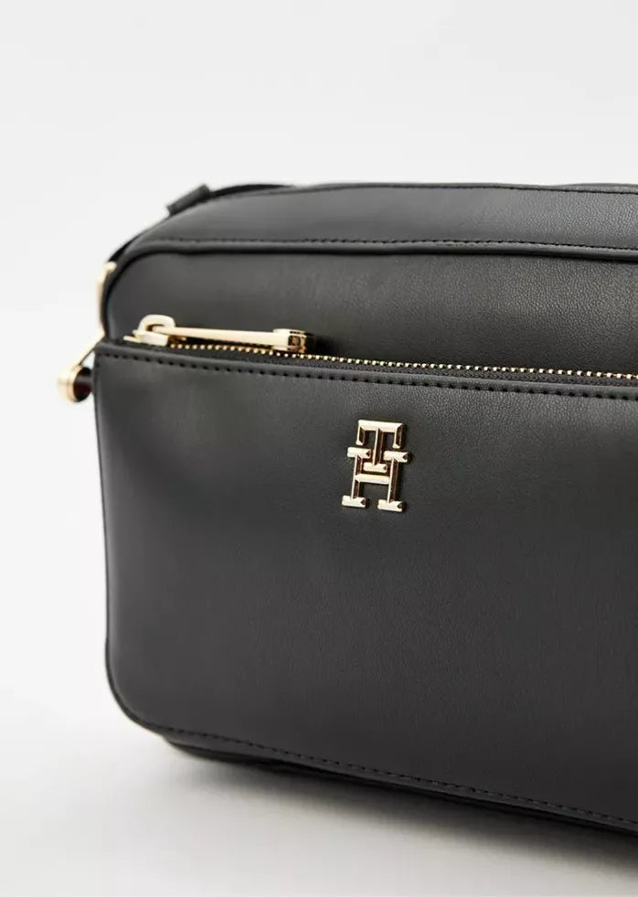 Tommy Hilfiger Premium Shoulder Bag with External Pocket & Secure Zip Closure – Stylish Everyday Women’s Handbag