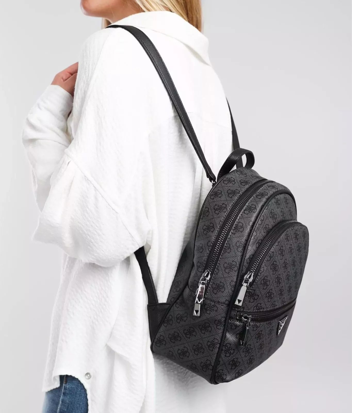 Guess Women’s Grey Zip-Closure Handbag – Stylish, Spacious & Perfect for Fall/Winter