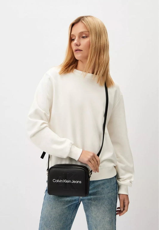 Calvin Klein Jeans Women’s Autumn/Winter Handbag – Stylish & Durable Polyurethane Bag