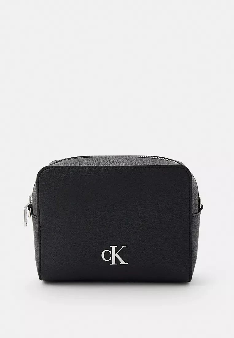 Calvin Klein Women’s Fall/Winter Bag – Stylish & Durable Polyurethane Handbag