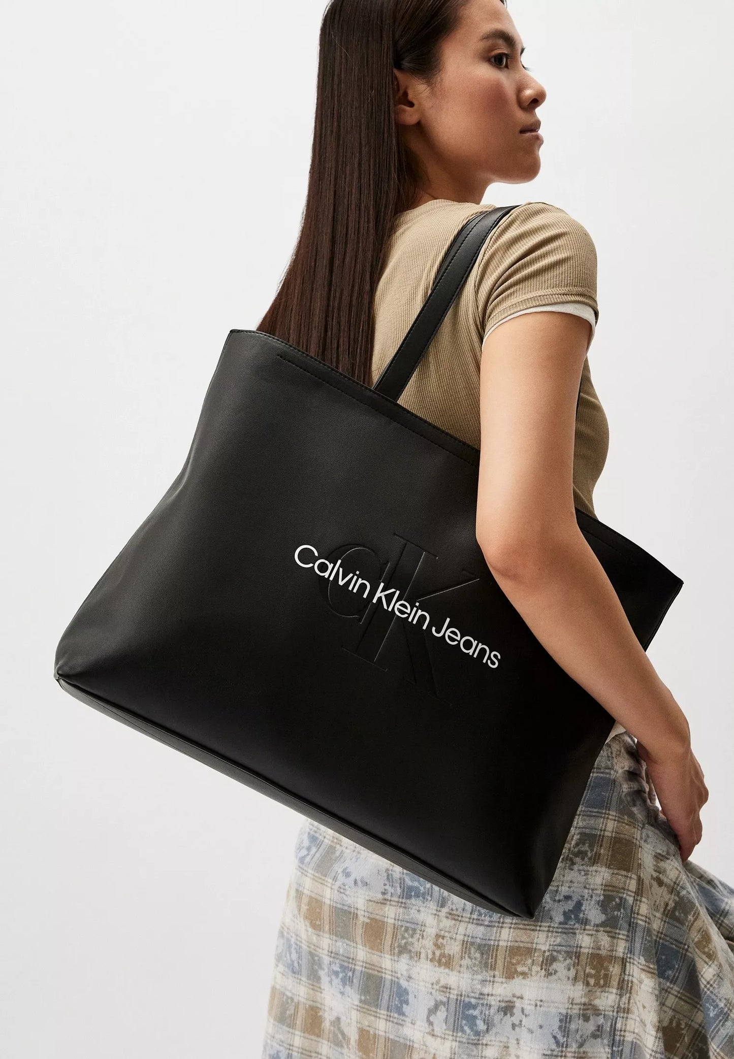 Calvin Klein Women’s Autumn/Winter Tote Bag – Stylish, Spacious & Durable Polyurethane Handbag
