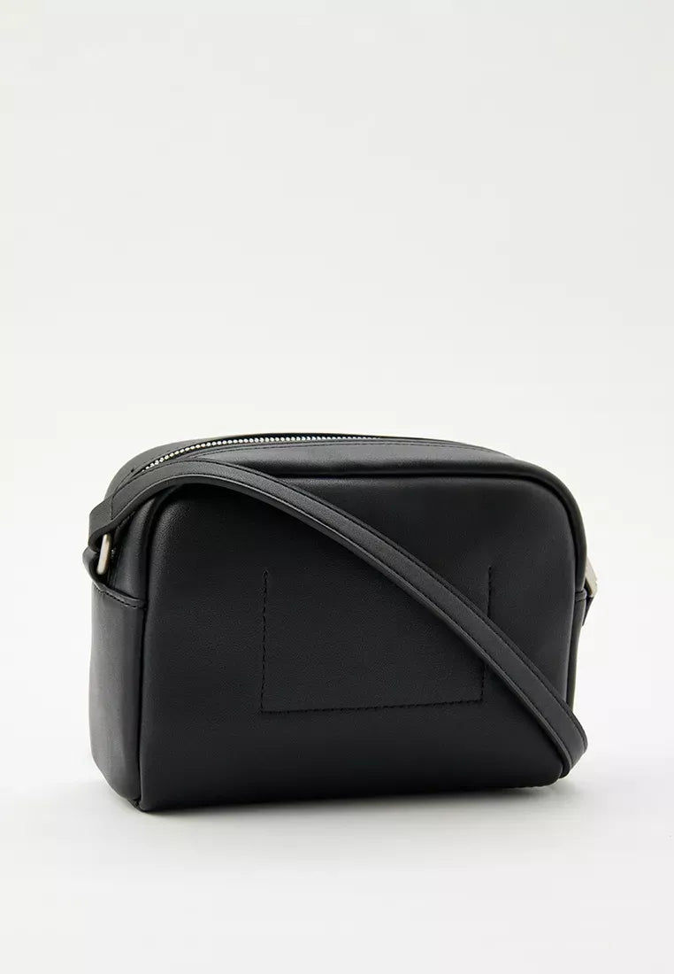 Calvin Klein Jeans Women’s Autumn/Winter Handbag – Stylish & Durable Polyurethane Bag