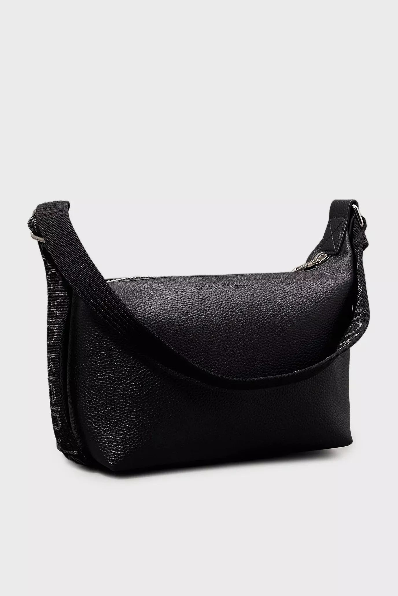 Calvin Klein Women’s Fall/Winter Recycled Polyester Bag – Eco-Friendly & Stylish Handbag