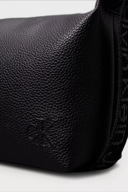 Calvin Klein Women’s Fall/Winter Recycled Polyester Bag – Eco-Friendly & Stylish Handbag