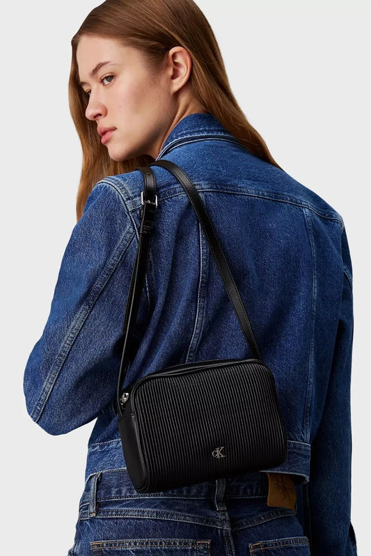 Calvin Klein Jeans Women’s Fall/Winter Polyurethane Bag – Stylish & Durable Handbag