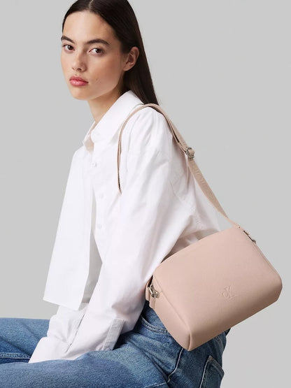 Calvin Klein Women’s Medium Bag – Spring/Summer Collection, Stylish & Durable Polyurethane