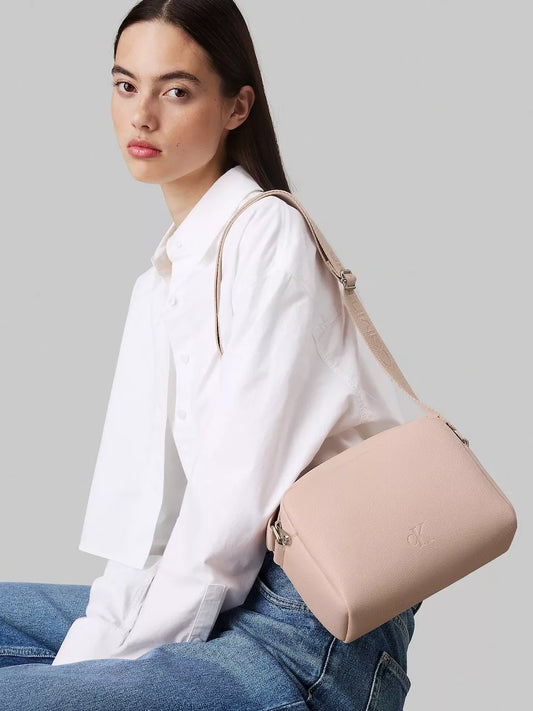 Calvin Klein Women’s Medium Bag – Spring/Summer Collection, Stylish & Durable Polyurethane