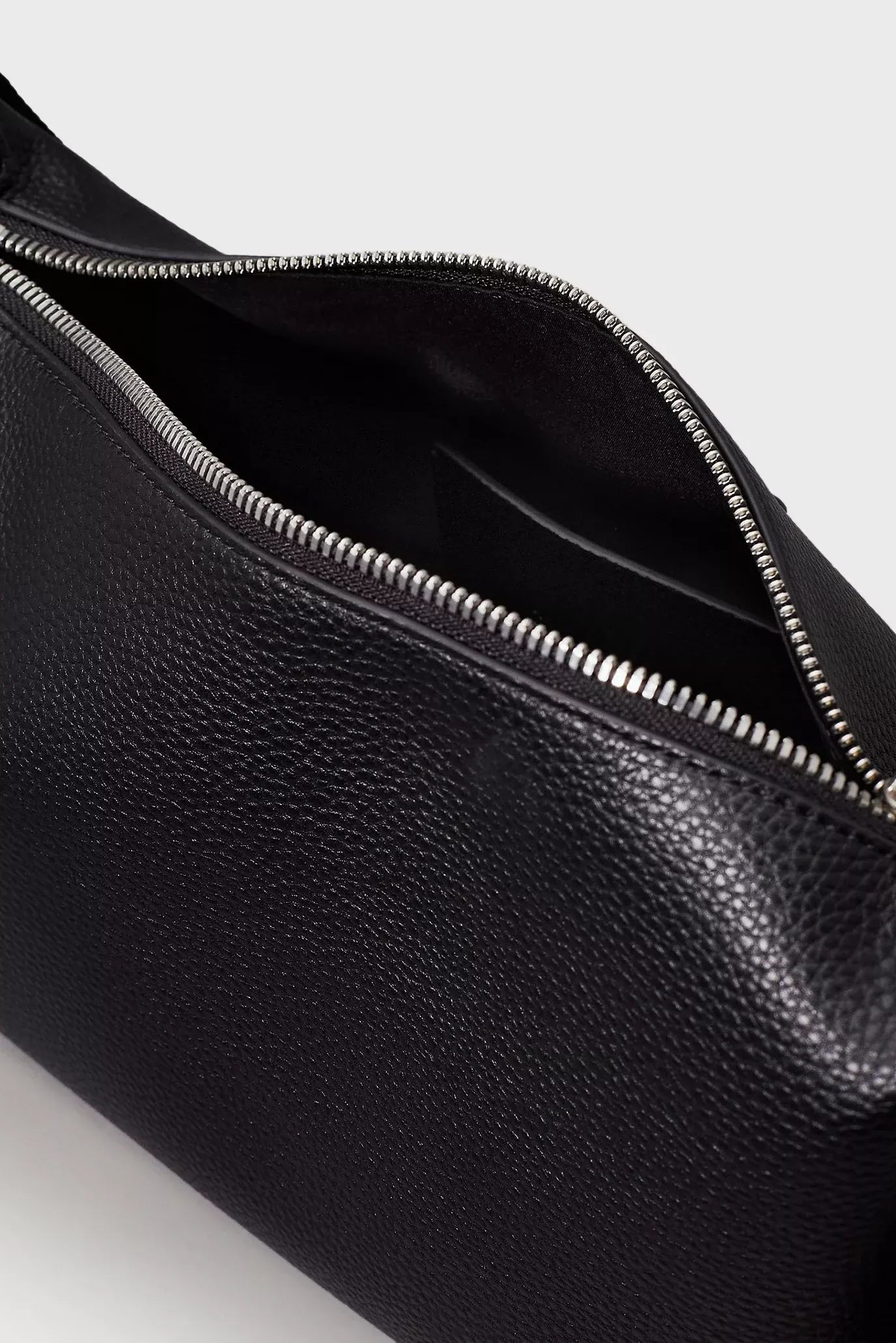 Calvin Klein Women’s Fall/Winter Recycled Polyester Bag – Eco-Friendly & Stylish Handbag